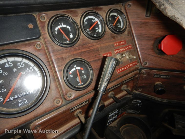 image for item GE9504 1999 Freightliner FLD120 semi truck