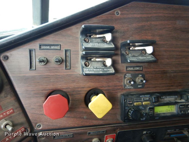 image for item GE9504 1999 Freightliner FLD120 semi truck