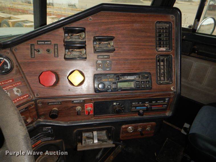 image for item GE9504 1999 Freightliner FLD120 semi truck