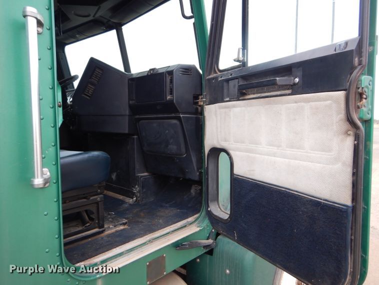 image for item GE9504 1999 Freightliner FLD120 semi truck