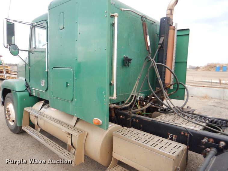 image for item GE9504 1999 Freightliner FLD120 semi truck