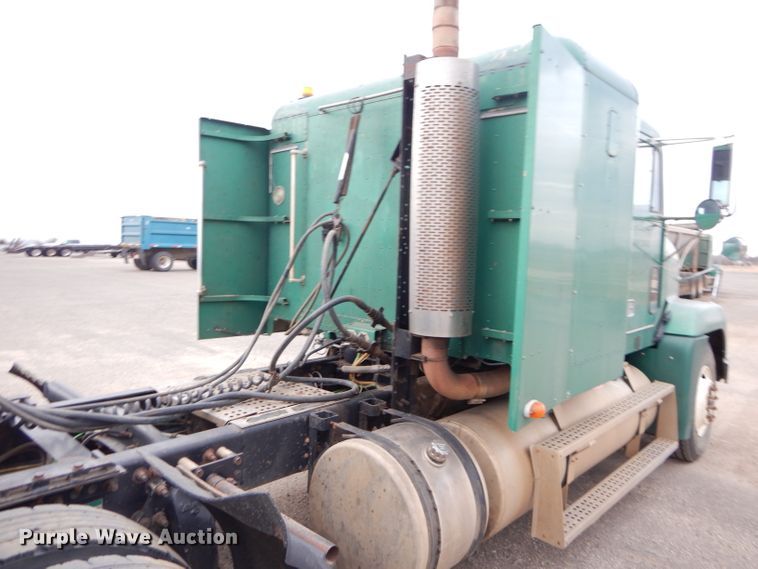 image for item GE9504 1999 Freightliner FLD120 semi truck