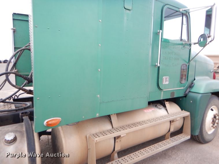 image for item GE9504 1999 Freightliner FLD120 semi truck