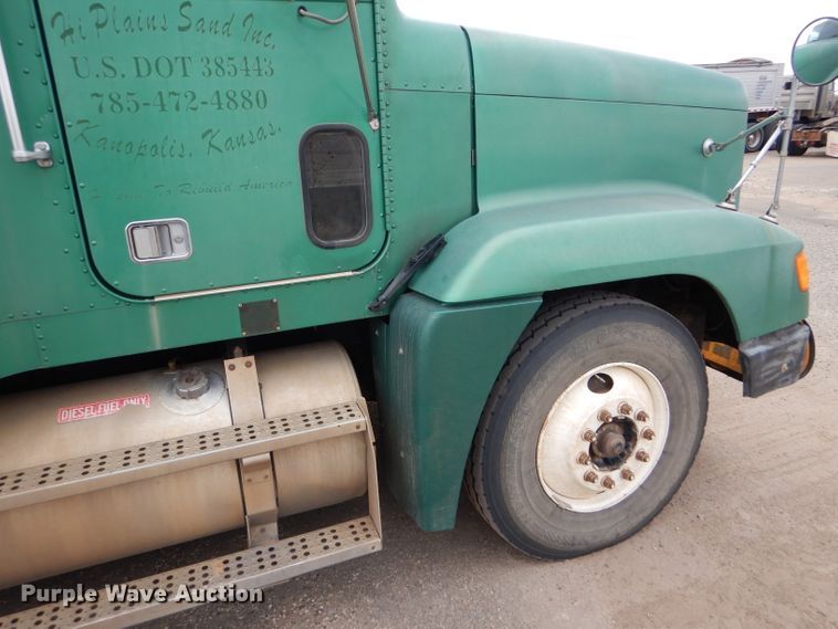 image for item GE9504 1999 Freightliner FLD120 semi truck
