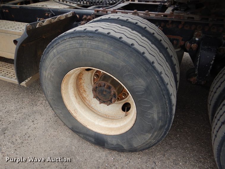 image for item GE9504 1999 Freightliner FLD120 semi truck