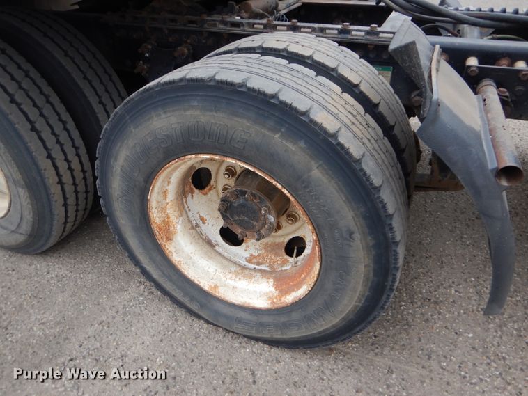 image for item GE9504 1999 Freightliner FLD120 semi truck