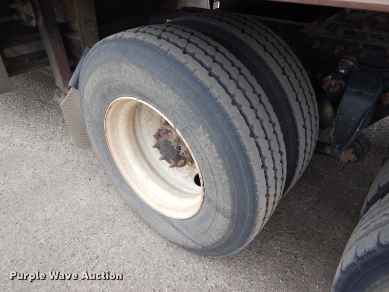 image for item GE9504 1999 Freightliner FLD120 semi truck