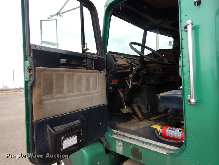 image for item GE9505 1999 Freightliner FLD120 semi truck