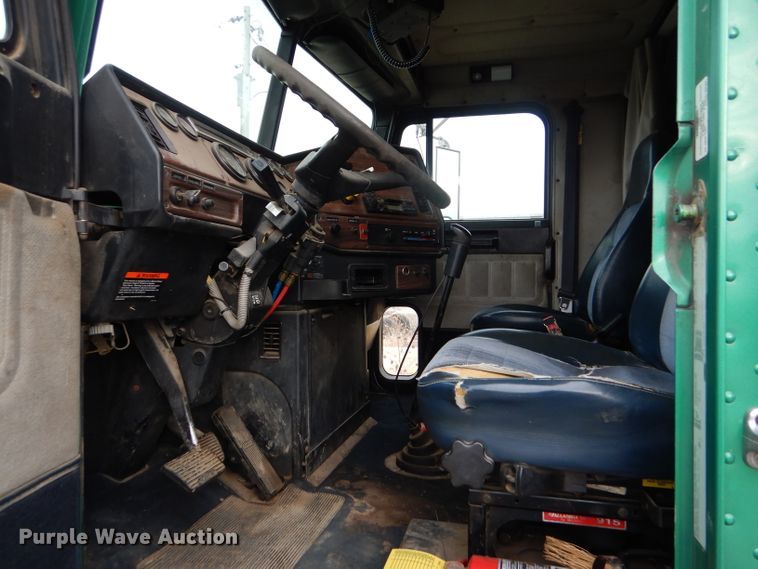 image for item GE9505 1999 Freightliner FLD120 semi truck