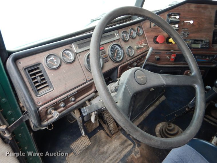 image for item GE9505 1999 Freightliner FLD120 semi truck