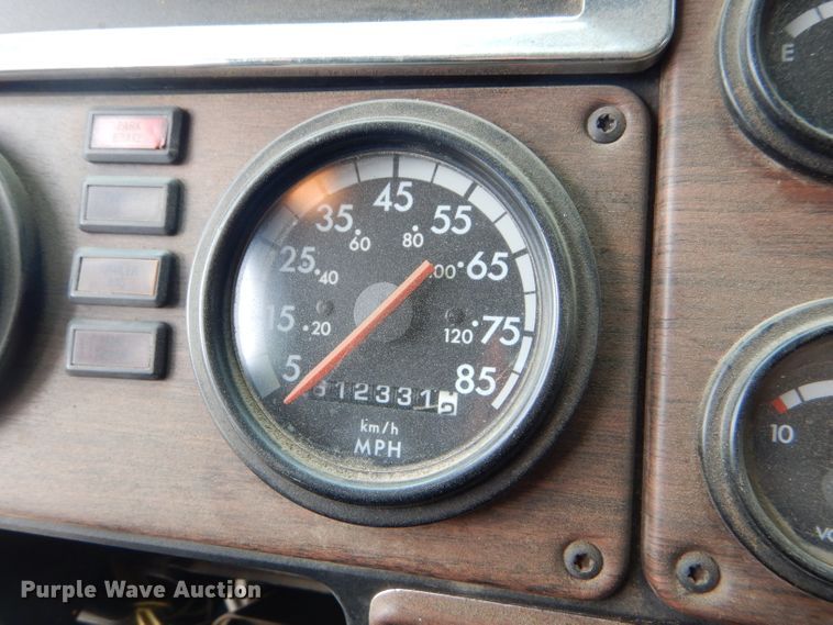 image for item GE9505 1999 Freightliner FLD120 semi truck