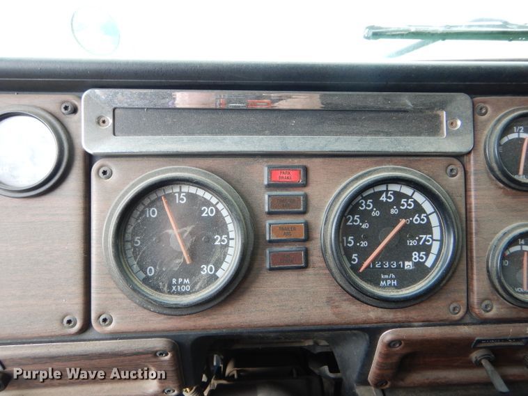 image for item GE9505 1999 Freightliner FLD120 semi truck