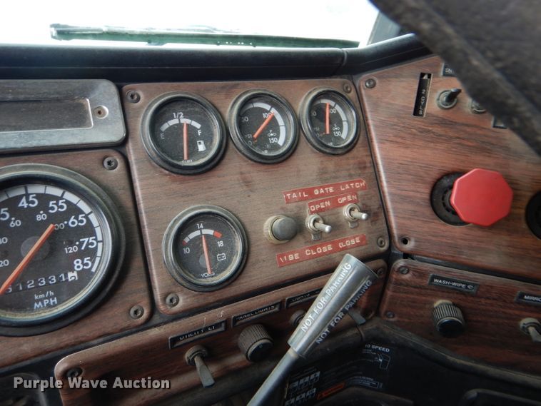 image for item GE9505 1999 Freightliner FLD120 semi truck