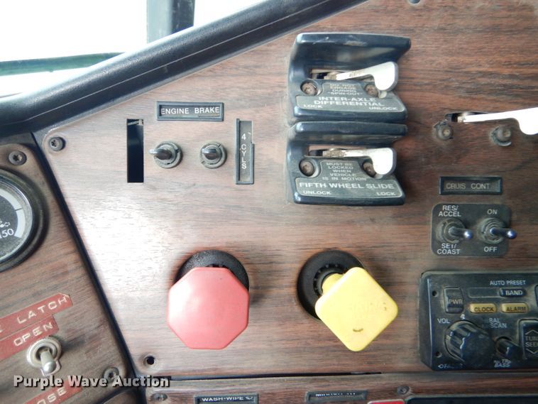 image for item GE9505 1999 Freightliner FLD120 semi truck