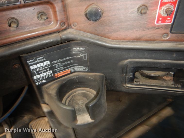 image for item GE9505 1999 Freightliner FLD120 semi truck