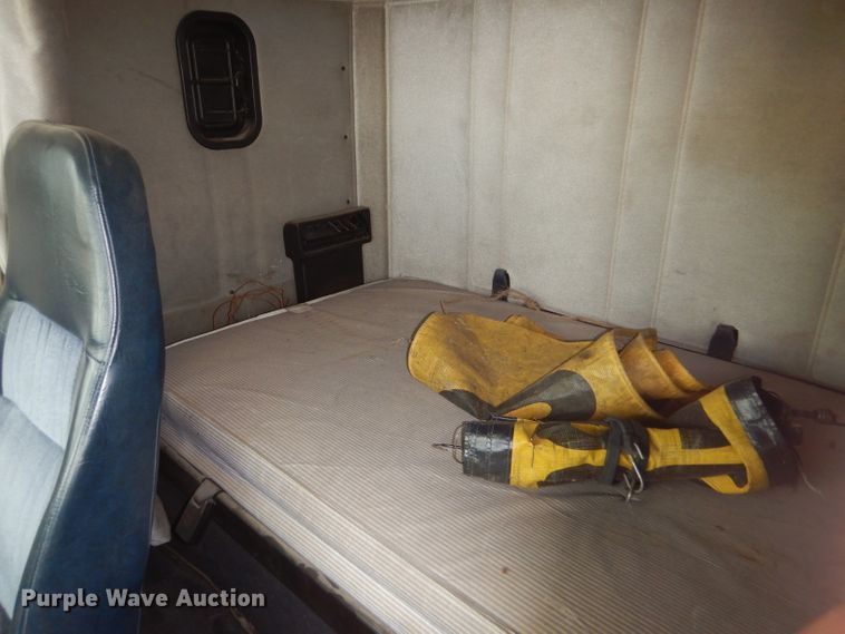 image for item GE9505 1999 Freightliner FLD120 semi truck