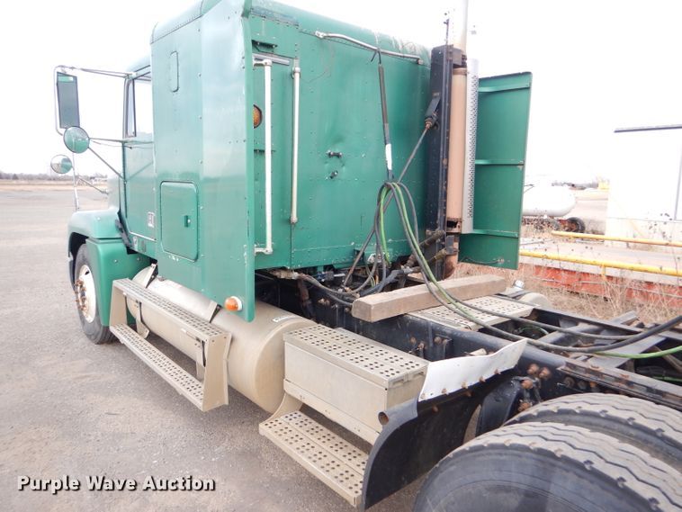 image for item GE9505 1999 Freightliner FLD120 semi truck