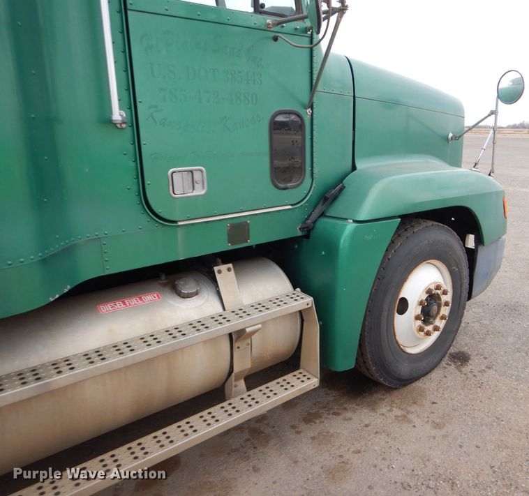 image for item GE9505 1999 Freightliner FLD120 semi truck