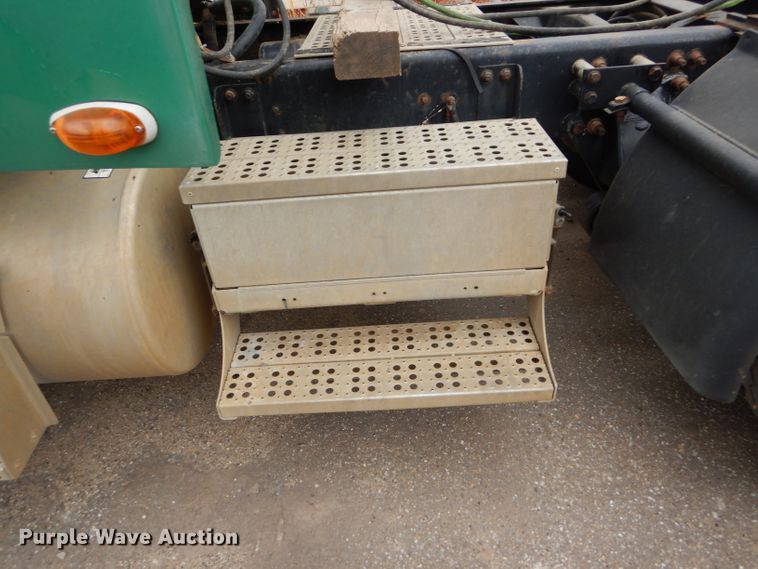 image for item GE9505 1999 Freightliner FLD120 semi truck