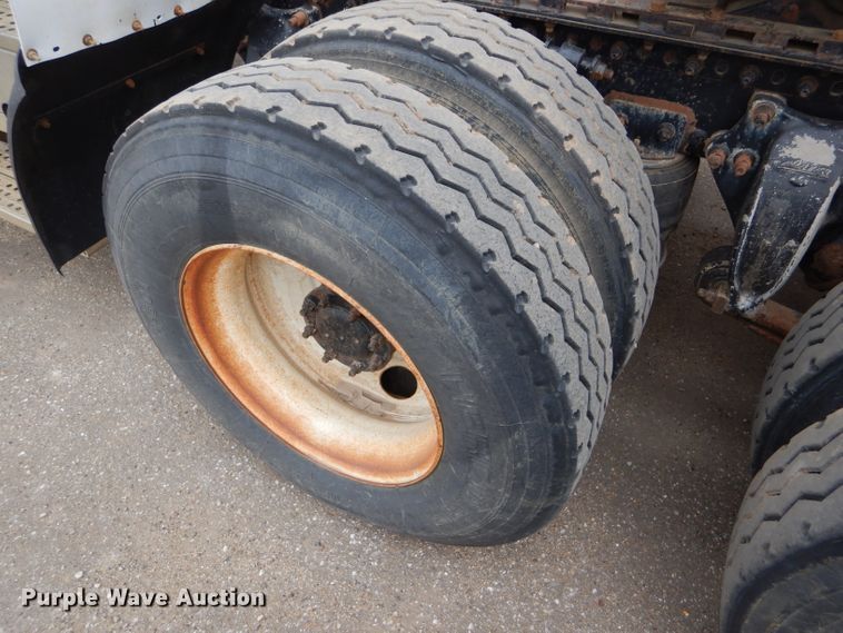 image for item GE9505 1999 Freightliner FLD120 semi truck