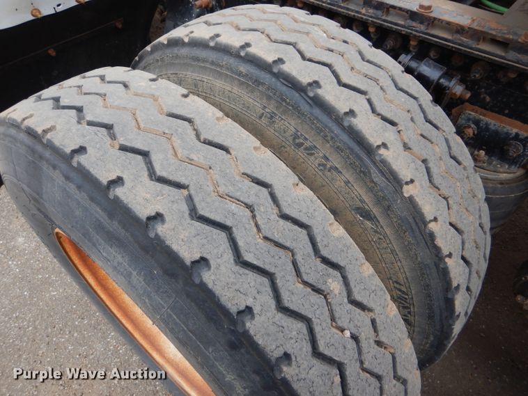 image for item GE9505 1999 Freightliner FLD120 semi truck