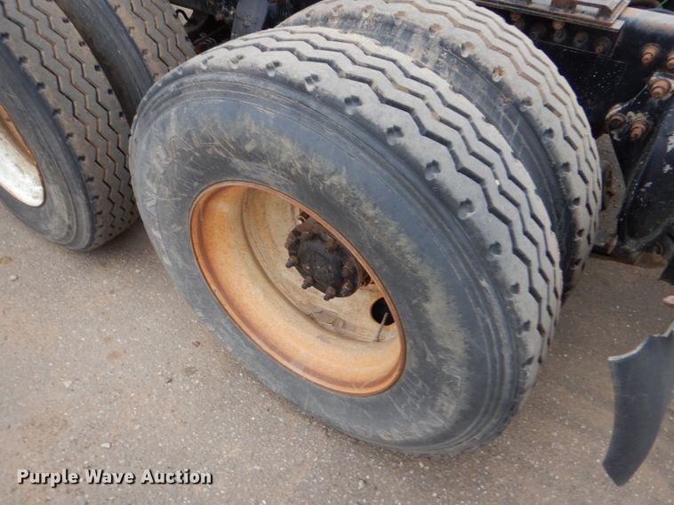 image for item GE9505 1999 Freightliner FLD120 semi truck