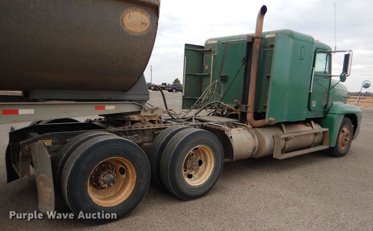 image for item GE9507 1999 Freightliner FLD120 semi truck