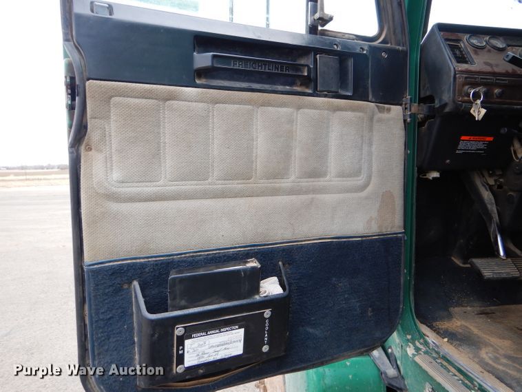 image for item GE9507 1999 Freightliner FLD120 semi truck