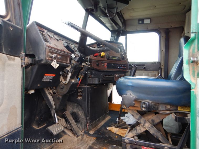 image for item GE9507 1999 Freightliner FLD120 semi truck