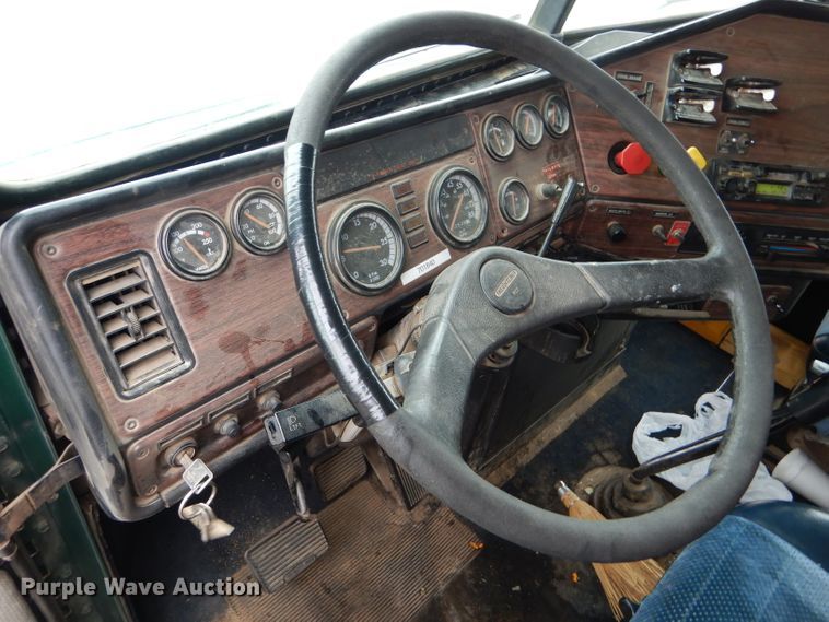 image for item GE9507 1999 Freightliner FLD120 semi truck