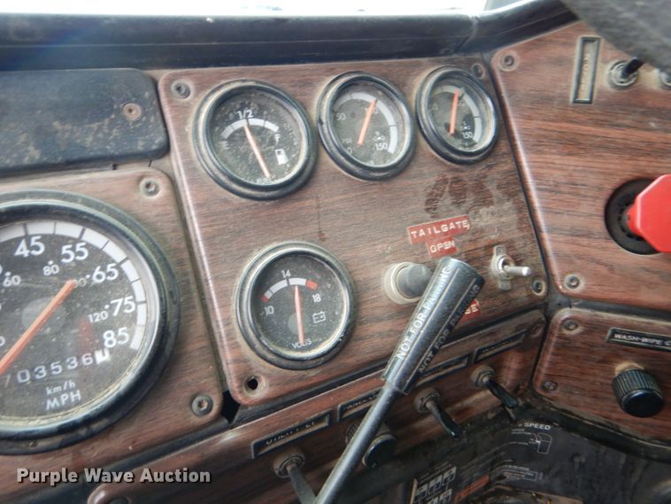 image for item GE9507 1999 Freightliner FLD120 semi truck