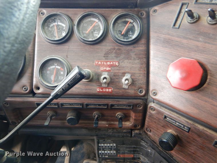 image for item GE9507 1999 Freightliner FLD120 semi truck