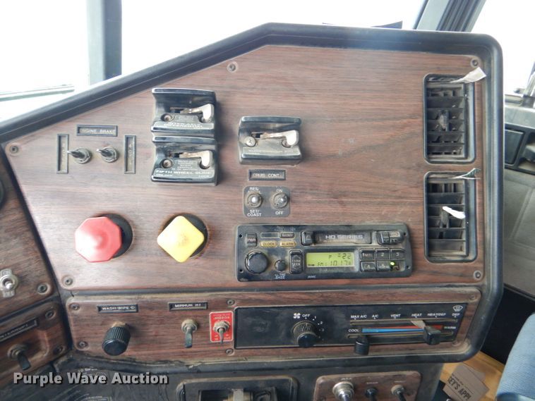 image for item GE9507 1999 Freightliner FLD120 semi truck