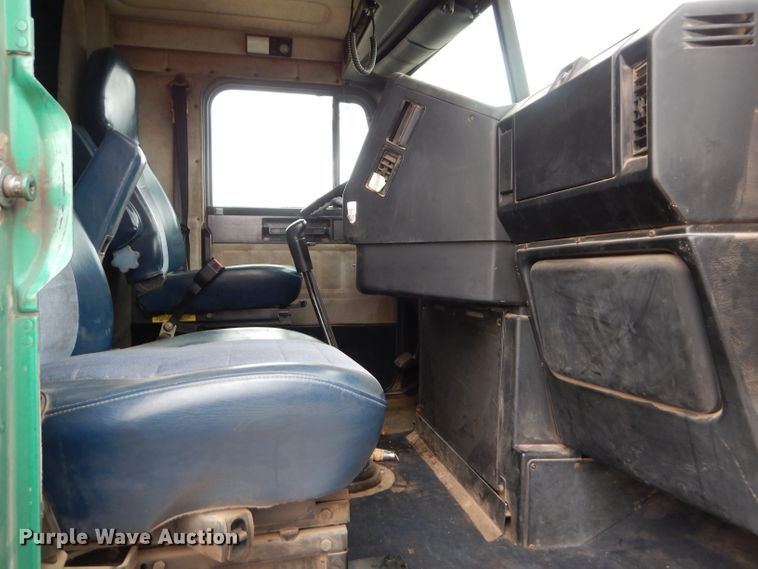 image for item GE9507 1999 Freightliner FLD120 semi truck