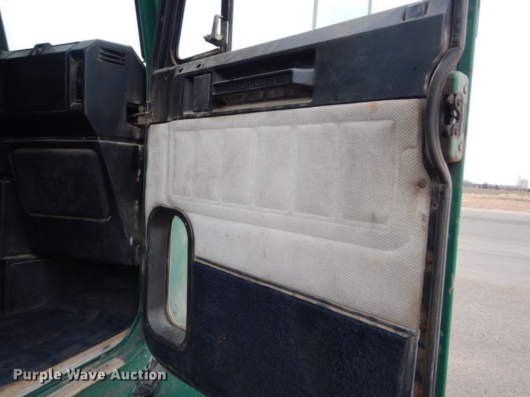 image for item GE9507 1999 Freightliner FLD120 semi truck