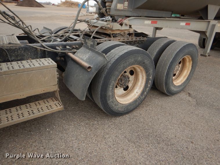 image for item GE9507 1999 Freightliner FLD120 semi truck