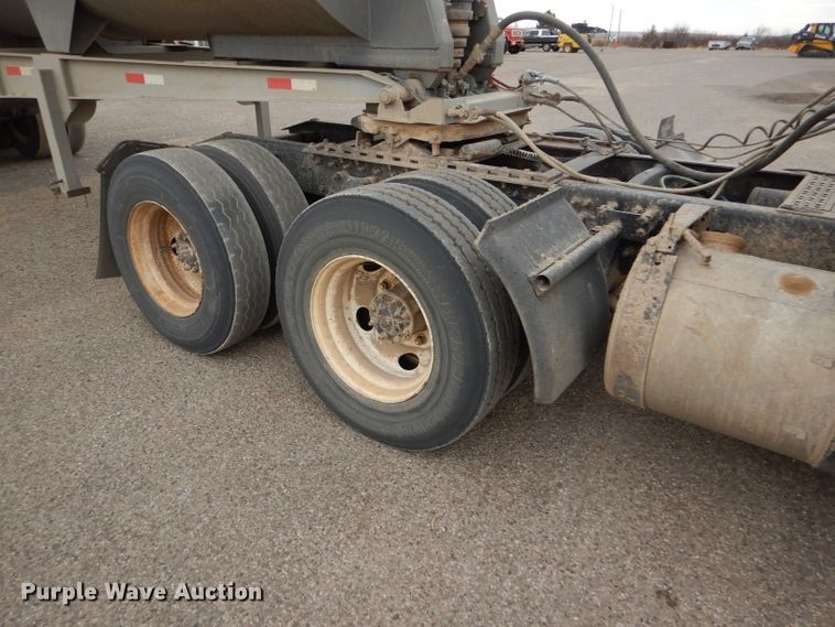 image for item GE9507 1999 Freightliner FLD120 semi truck