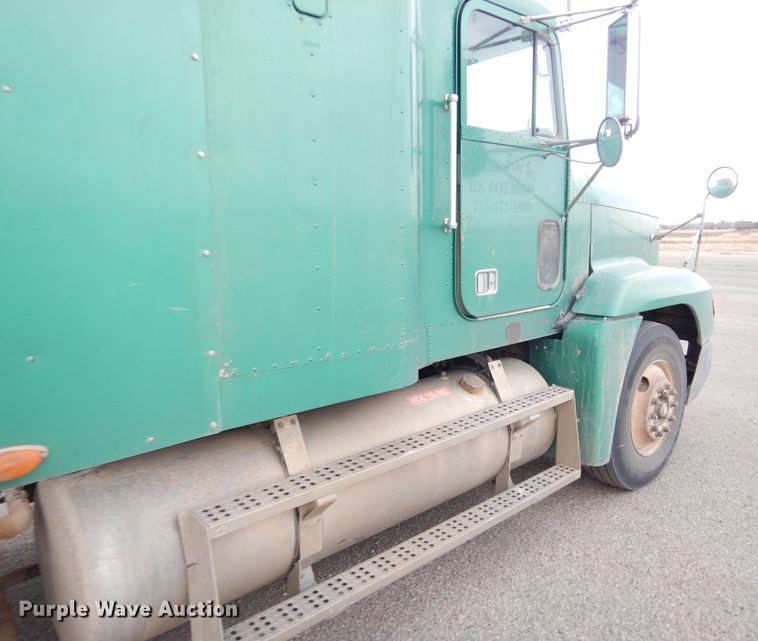 image for item GE9507 1999 Freightliner FLD120 semi truck