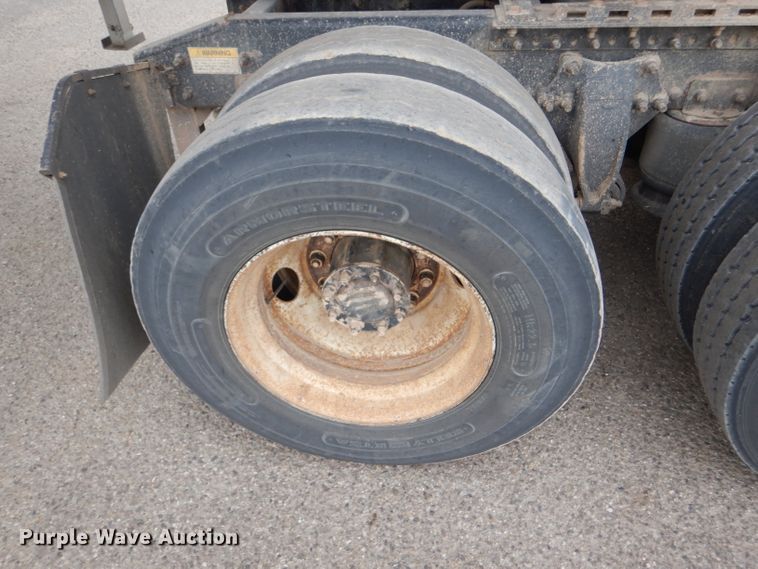 image for item GE9507 1999 Freightliner FLD120 semi truck