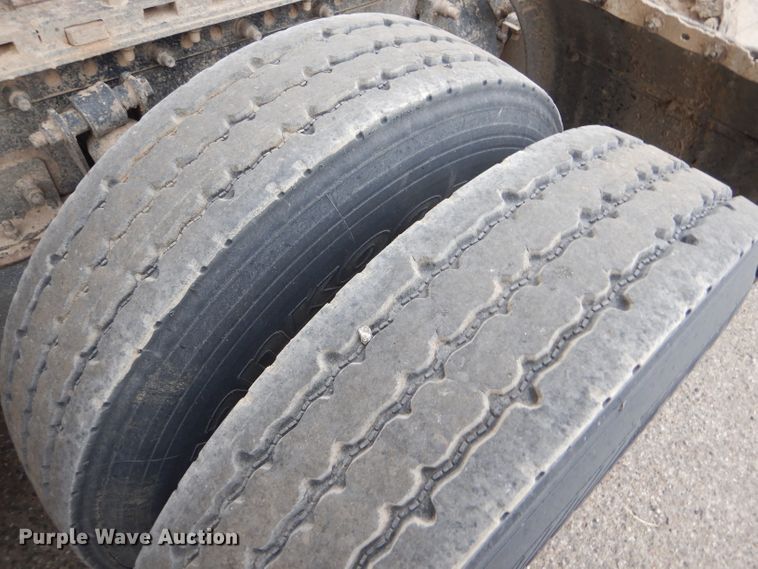 image for item GE9507 1999 Freightliner FLD120 semi truck