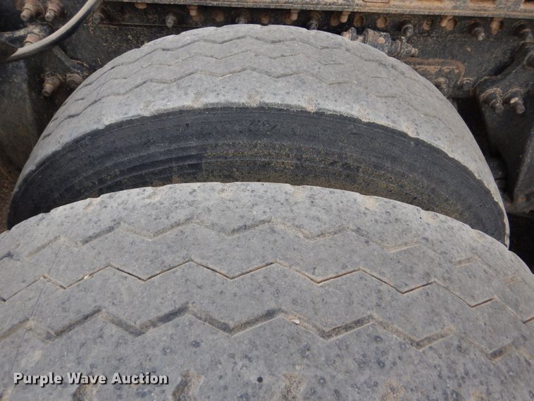 image for item GE9507 1999 Freightliner FLD120 semi truck