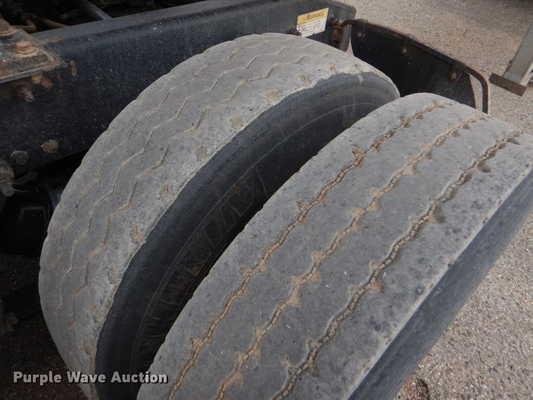 image for item GE9507 1999 Freightliner FLD120 semi truck