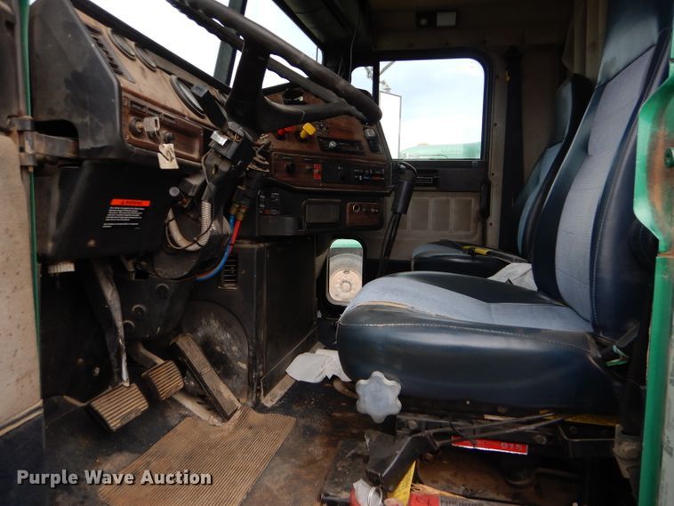 image for item GE9508 1999 Freightliner FLD120 semi truck