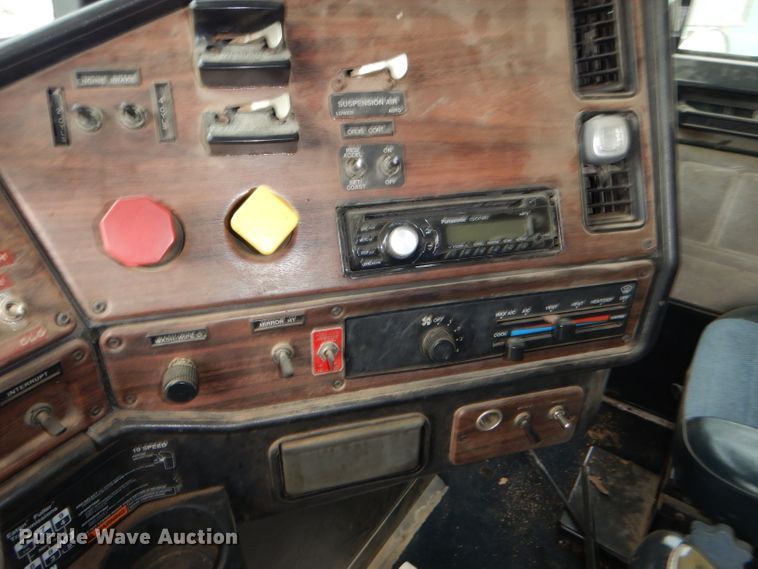 image for item GE9508 1999 Freightliner FLD120 semi truck