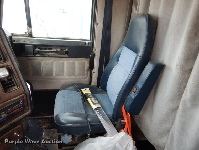 image for item GE9508 1999 Freightliner FLD120 semi truck