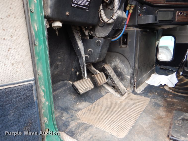 image for item GE9508 1999 Freightliner FLD120 semi truck