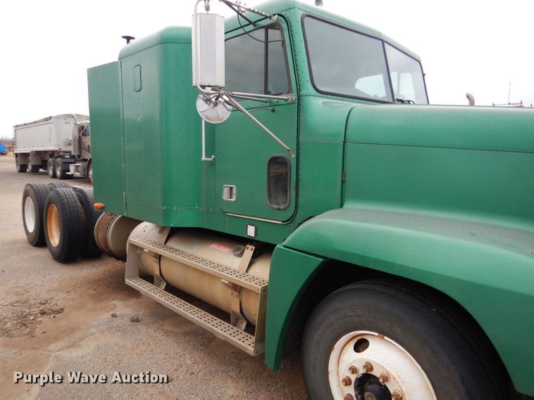image for item GE9508 1999 Freightliner FLD120 semi truck