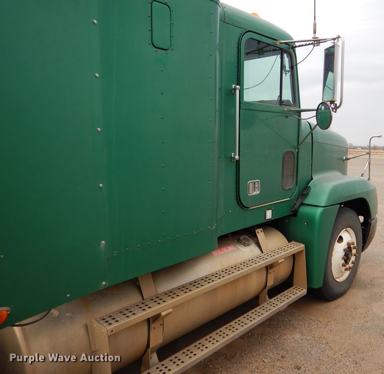 image for item GE9508 1999 Freightliner FLD120 semi truck