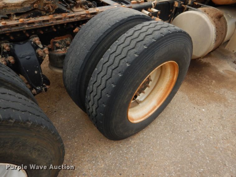 image for item GE9508 1999 Freightliner FLD120 semi truck