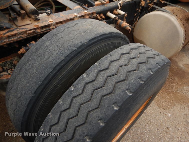 image for item GE9508 1999 Freightliner FLD120 semi truck